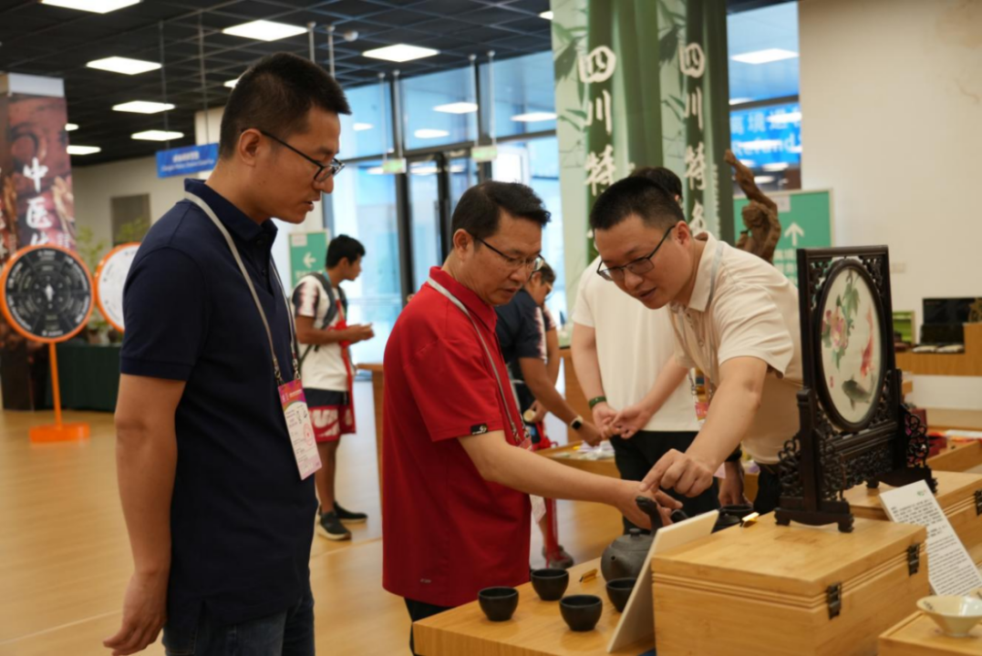 省k8凯发集团辅导到大运村“有礼在四川”四川特色商品馆调研领导工作