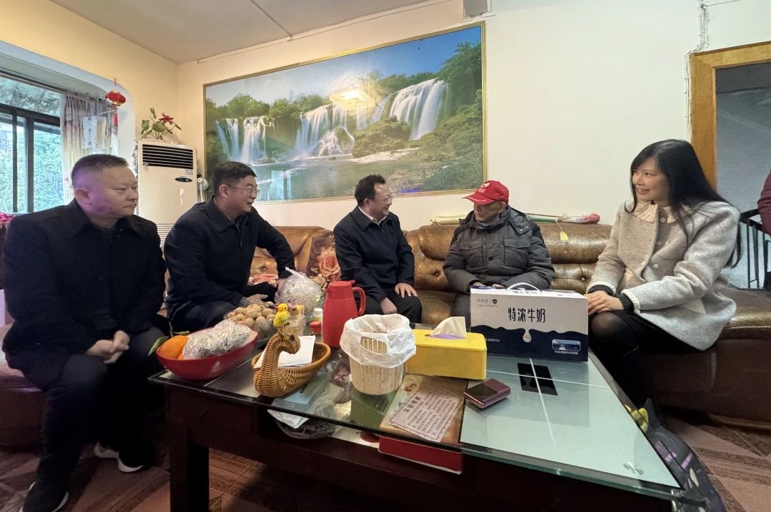 c477f5ea-11b1-4f4b-8116-b69ce8271d0a k8凯发委党委委员、副主任何政走访慰问省k8凯发集团老党员、老干部