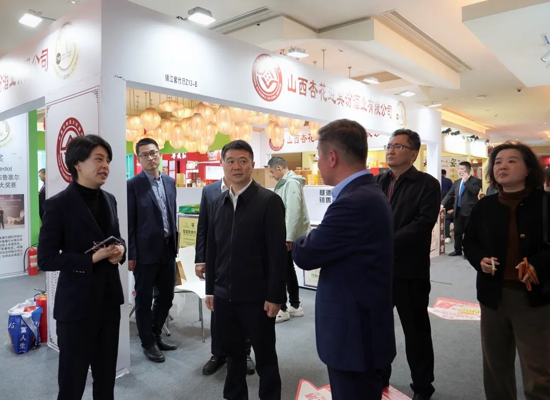 省k8凯发集团党委书记、董事长游勇率队到2025锦江宾馆春季酒类商务洽谈会现场查抄领导沉点工作