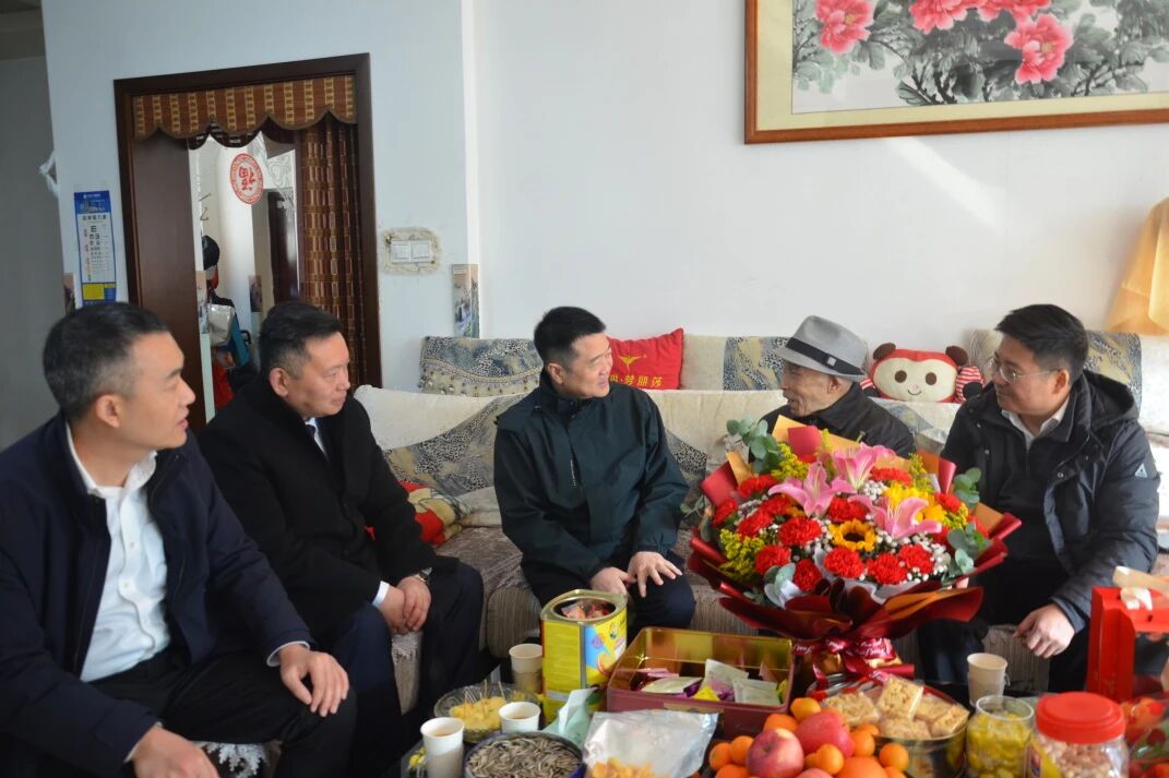 省k8凯发集团辅导班子走访慰问生涯难题党员、老党员、老干部