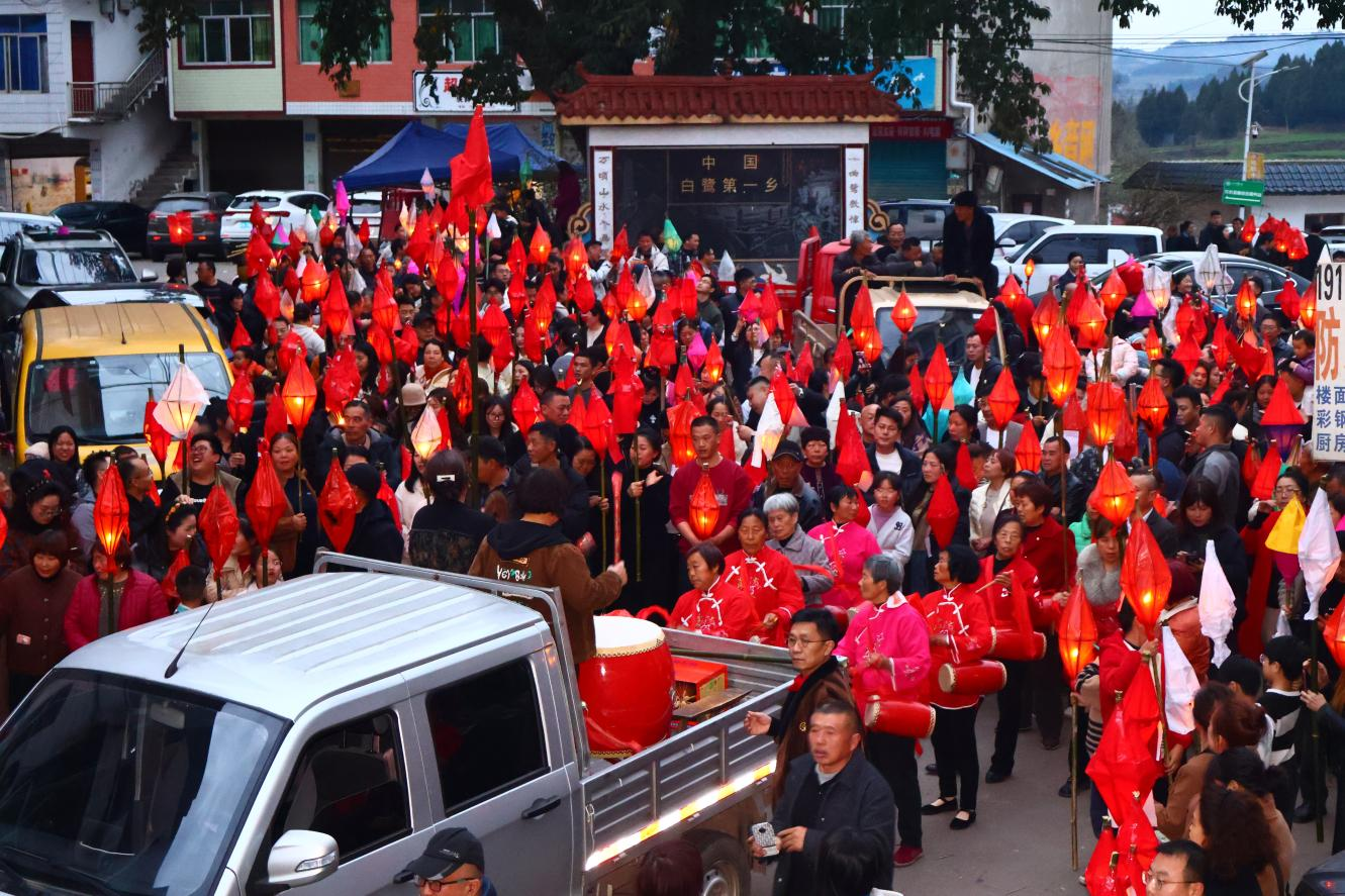 火树银花不夜天 万人空巷送蛴蟆——省首页- k8凯发集团中国官方网站集团助力南充双桂镇太和村成功进杏装蛴蟆节”民俗活动